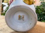 Maza Izmēra "Limoge" Porcelāna Vāze ar Zelta Krāsas Galvām (3253) - Image 7
