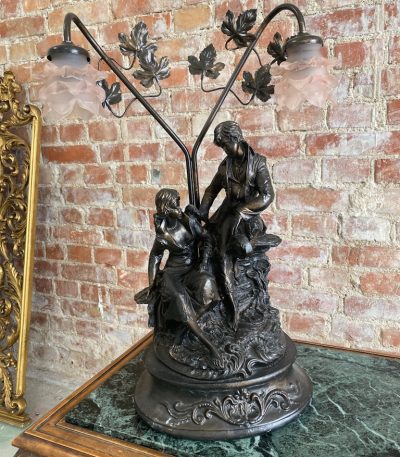 Stor, tung bordlampe med figurer (573)
