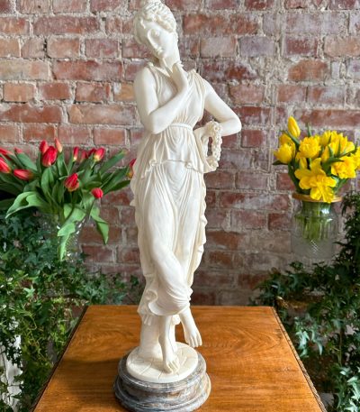 Kvindefigur med marmorbase, tung (3877)