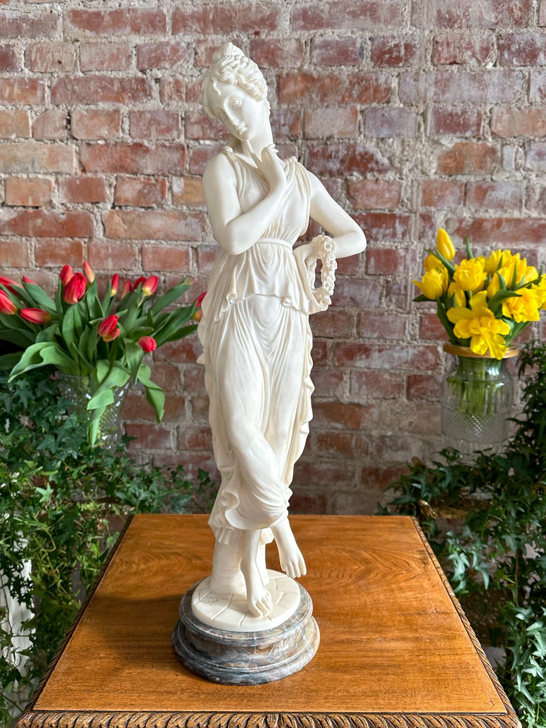 Kvindefigur med marmorbase, tung (3877) Kvindefigur med marmorbase, tung (3877)