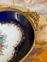 Porcelāna Šķīvis ar Ziedu Motīviem un Bronzas Detalizāciju, Vidēja Izmēra (5430) - Image 7