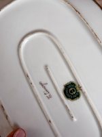 Porcelāna Šķīvis ar Ziedu Motīviem un Bronzas Detalizāciju, Vidēja Izmēra (5430) - Image 10