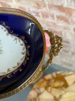 Porcelāna Šķīvis ar Ziedu Motīviem un Bronzas Detalizāciju, Vidēja Izmēra (5430) - Image 9