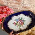 Porcelāna Šķīvis ar Ziedu Motīviem un Bronzas Detalizāciju, Vidēja Izmēra (5430)