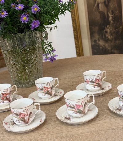 6 porcelæns kopper med iris og orkidéer, 1880-1900. Japonisme