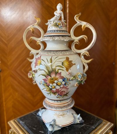 Stor vase med blomstermønster og fod (677)