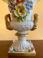 Maza izmēra porcelāna vāze ar vāku un ziedu detalizāciju (680) - Image 8