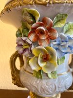 Maza izmēra porcelāna vāze ar vāku un ziedu detalizāciju (680) - Image 7