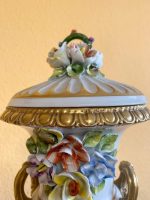 Maza izmēra porcelāna vāze ar vāku un ziedu detalizāciju (680) - Image 6