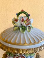 Maza izmēra porcelāna vāze ar vāku un ziedu detalizāciju (680) - Image 9