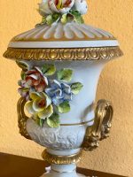 Maza izmēra porcelāna vāze ar vāku un ziedu detalizāciju (680) - Image 5