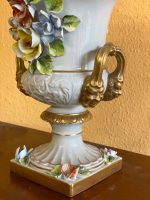 Maza izmēra porcelāna vāze ar vāku un ziedu detalizāciju (680) - Image 4