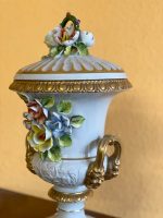 Maza izmēra porcelāna vāze ar vāku un ziedu detalizāciju (680) - Image 3