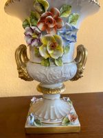 Maza izmēra porcelāna vāze ar vāku un ziedu detalizāciju (680) - Image 2