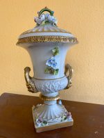 Maza izmēra porcelāna vāze ar vāku un ziedu detalizāciju (680) - Image 10