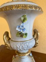 Maza izmēra porcelāna vāze ar vāku un ziedu detalizāciju (680) - Image 11