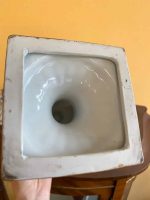 Maza izmēra porcelāna vāze ar vāku un ziedu detalizāciju (680) - Image 12