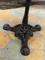 Autentisks franču bistro galdiņš uz čuguna kājas — klasiskā Monmartras stilā, (Antique French bistro table with cast iron base) (6421) - Image 6