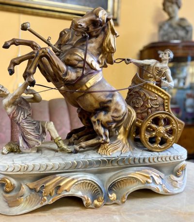 Stor porcelænsfigur med heste og guldfarvede detaljer (675)