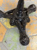 Autentisks franču bistro galdiņš uz čuguna kājas — klasiskā Monmartras stilā, (Antique French bistro table with cast iron base) (6421) - Image 10