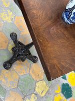 Autentisks franču bistro galdiņš uz čuguna kājas — klasiskā Monmartras stilā, (Antique French bistro table with cast iron base) (6421) - Image 4