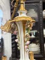 Grezna antīka misiņa un porcelāna sešu spuldžu griestu lampa ar keramikas ziediem — baroka stilā, (Antique brass and porcelain six arm chandelier with ceramic flowers) (5953) - Image 5