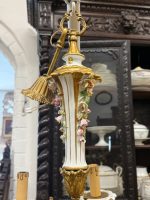 Grezna antīka misiņa un porcelāna sešu spuldžu griestu lampa ar keramikas ziediem — baroka stilā, (Antique brass and porcelain six arm chandelier with ceramic flowers) (5953) - Image 6
