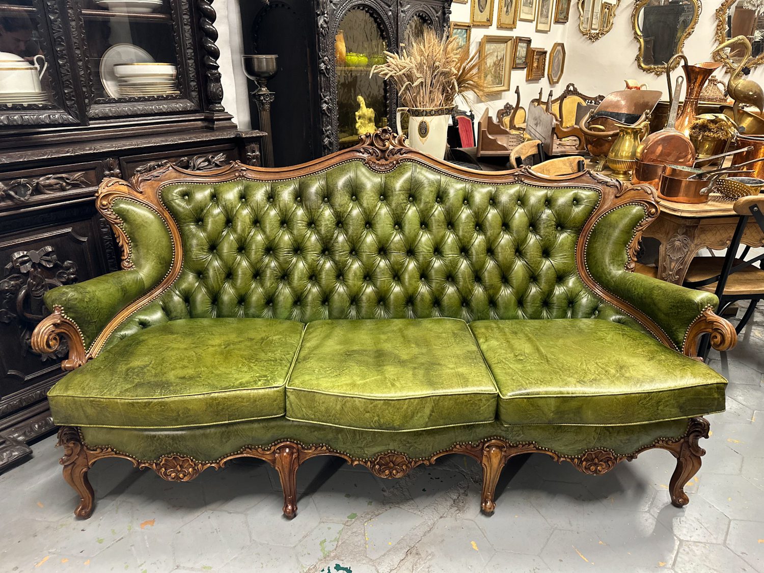 Zaļš, Ādas, Chesterfield Stila Dīvāns-Sofa, Liela Izmēra, Ideālā Stāvoklī (4295) - Image 1