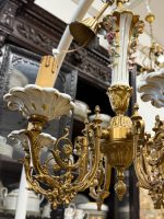 Grezna antīka misiņa un porcelāna sešu spuldžu griestu lampa ar keramikas ziediem — baroka stilā, (Antique brass and porcelain six arm chandelier with ceramic flowers) (5953) - Image 8