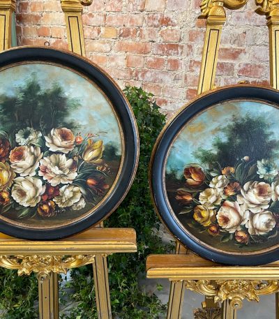 Runde træbilleder med blomster, lette, 2 stk., mellem størrelse