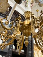 Grezna antīka misiņa un porcelāna sešu spuldžu griestu lampa ar keramikas ziediem — baroka stilā, (Antique brass and porcelain six arm chandelier with ceramic flowers) (5953) - Image 4