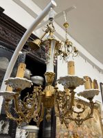 Grezna antīka misiņa un porcelāna sešu spuldžu griestu lampa ar keramikas ziediem — baroka stilā, (Antique brass and porcelain six arm chandelier with ceramic flowers) (5953) - Image 3