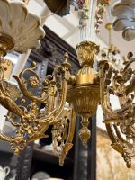 Grezna antīka misiņa un porcelāna sešu spuldžu griestu lampa ar keramikas ziediem — baroka stilā, (Antique brass and porcelain six arm chandelier with ceramic flowers) (5953) - Image 9