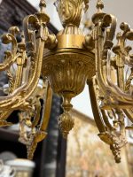 Grezna antīka misiņa un porcelāna sešu spuldžu griestu lampa ar keramikas ziediem — baroka stilā, (Antique brass and porcelain six arm chandelier with ceramic flowers) (5953) - Image 10