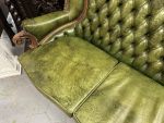 Zaļš, Ādas, Chesterfield Stila Dīvāns-Sofa, Liela Izmēra, Ideālā Stāvoklī (4295) - Image 10