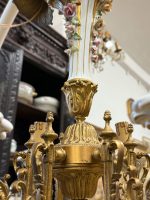 Grezna antīka misiņa un porcelāna sešu spuldžu griestu lampa ar keramikas ziediem — baroka stilā, (Antique brass and porcelain six arm chandelier with ceramic flowers) (5953) - Image 11