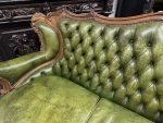 Zaļš, Ādas, Chesterfield Stila Dīvāns-Sofa, Liela Izmēra, Ideālā Stāvoklī (4295) - Image 4