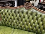 Zaļš, Ādas, Chesterfield Stila Dīvāns-Sofa, Liela Izmēra, Ideālā Stāvoklī (4295) - Image 5