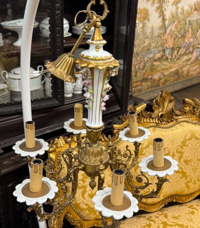 Antik messing og porcelæn loftlampe med 6 lys og keramiske blomster