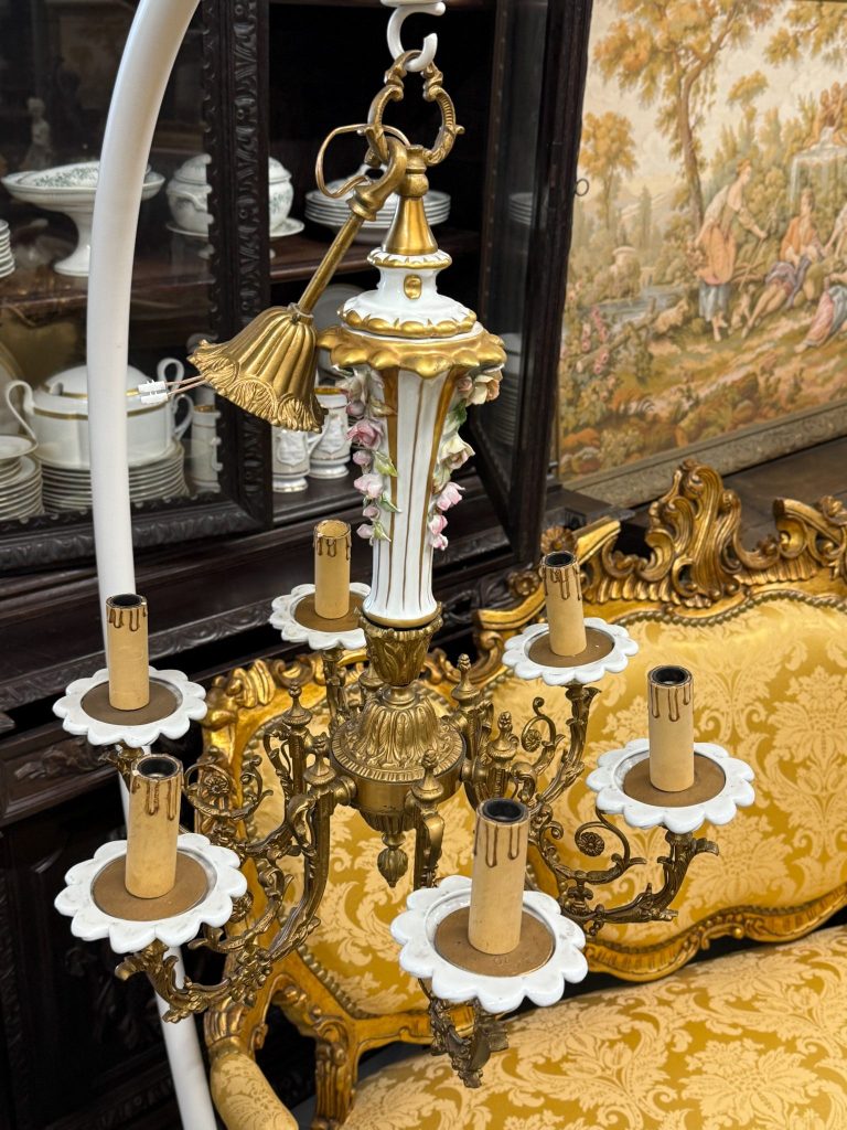 Antik messing og porcelæn loftlampe med 6 lys og keramiske blomster