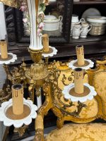 Grezna antīka misiņa un porcelāna sešu spuldžu griestu lampa ar keramikas ziediem — baroka stilā, (Antique brass and porcelain six arm chandelier with ceramic flowers) (5953) - Image 7