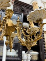 Grezna antīka misiņa un porcelāna sešu spuldžu griestu lampa ar keramikas ziediem — baroka stilā, (Antique brass and porcelain six arm chandelier with ceramic flowers) (5953) - Image 12
