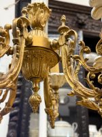 Grezna antīka misiņa un porcelāna sešu spuldžu griestu lampa ar keramikas ziediem — baroka stilā, (Antique brass and porcelain six arm chandelier with ceramic flowers) (5953) - Image 13