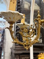 Grezna antīka misiņa un porcelāna sešu spuldžu griestu lampa ar keramikas ziediem — baroka stilā, (Antique brass and porcelain six arm chandelier with ceramic flowers) (5953) - Image 14
