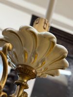 Grezna antīka misiņa un porcelāna sešu spuldžu griestu lampa ar keramikas ziediem — baroka stilā, (Antique brass and porcelain six arm chandelier with ceramic flowers) (5953) - Image 15