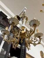Grezna antīka misiņa un porcelāna sešu spuldžu griestu lampa ar keramikas ziediem — baroka stilā, (Antique brass and porcelain six arm chandelier with ceramic flowers) (5953) - Image 2