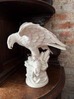 Figur mit Adler und Hasenjagd, weiß, mittelklein (3820) – Bild 4