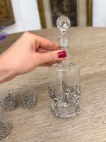 Antīks gravēta stikla liķiera komplekts ar eņģeļiem: karafe un 6 glāzītes — liquor decanter glasses set — 19. gs. beigas (6148) - Image 2