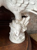Figur mit Adler und Hasenjagd, weiß, mittelklein (3820) – Bild 3
