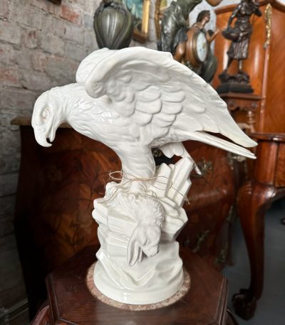 Figur med ørn og harebytte, hvid, mellemstor (3820)